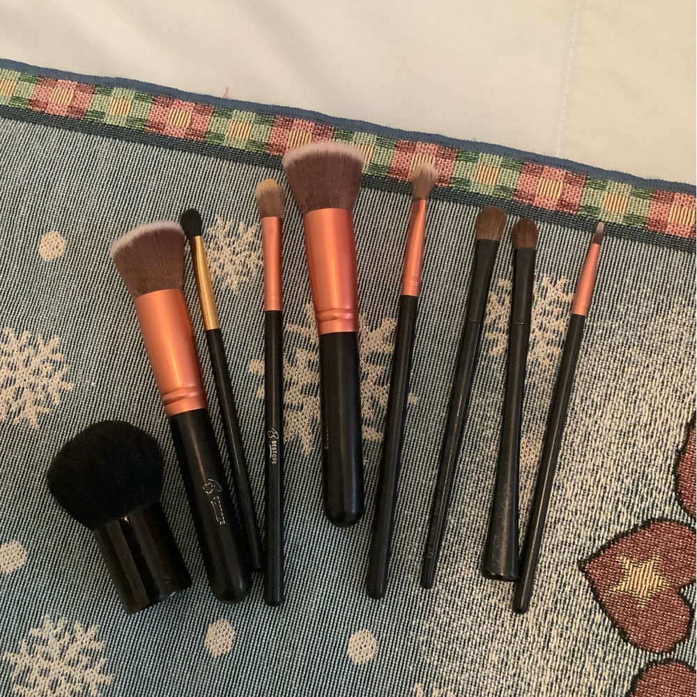 Makeup brushes set gently used 9 piece set. Washed cleaned dried ready to use